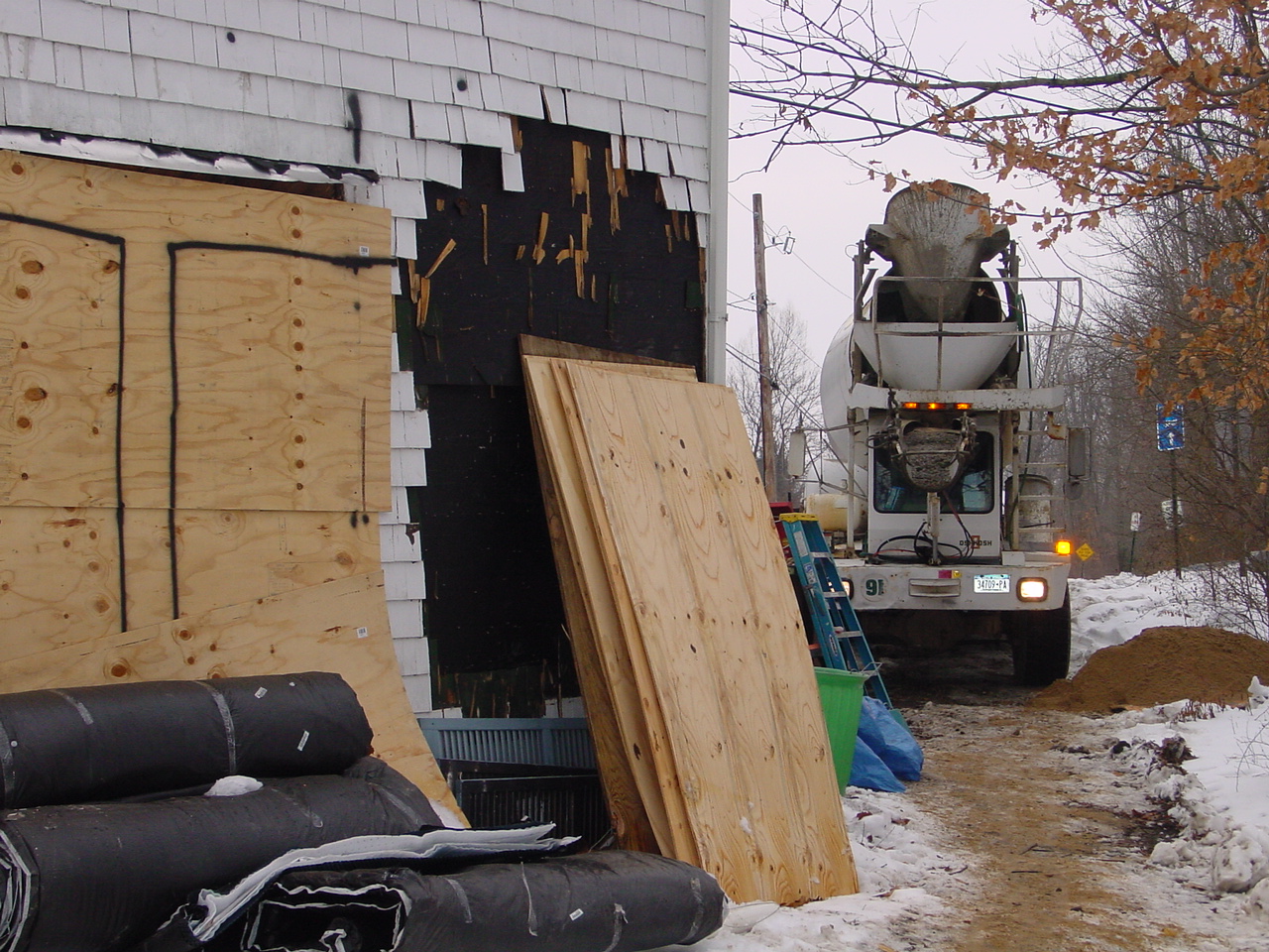 Cement truck for the new foundation