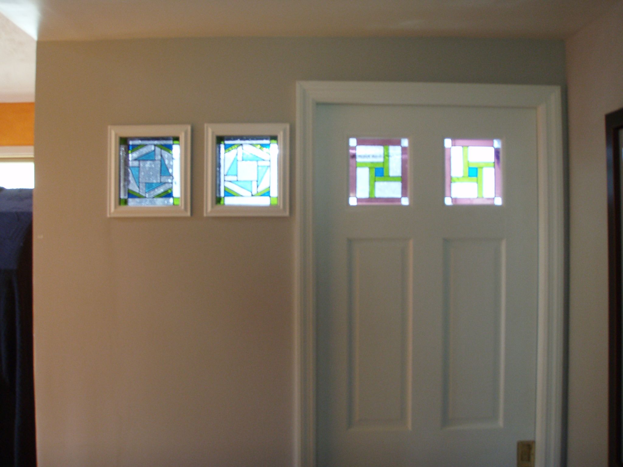 The patterns merge when doors are together or separate when apart.